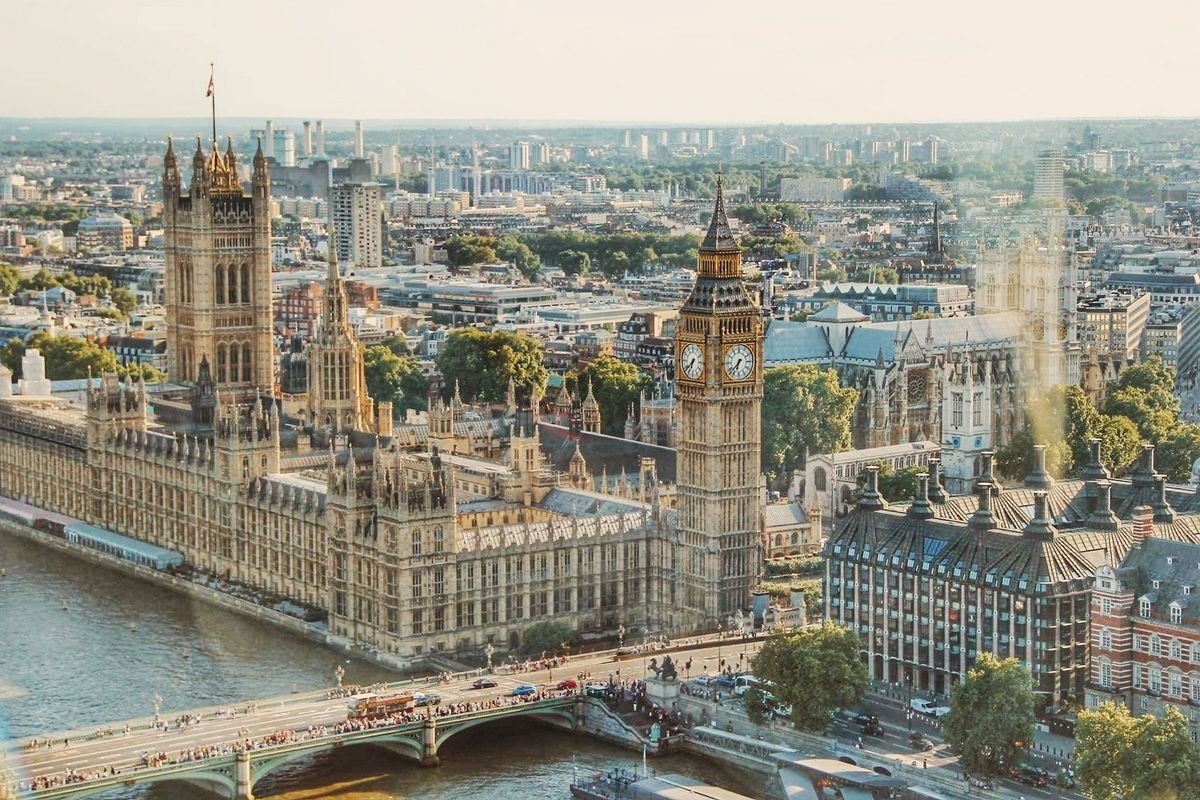 London UK travel scene with iconic architecture